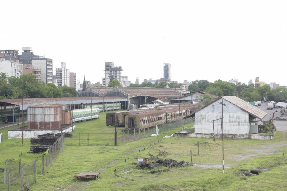 TRENES DERRUIDOS. Parte de la estación de Tucumán con los vagones casi “olvidados”. 