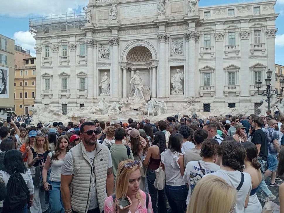 UN MAR DE GENTE. Roma ofrece al turista múltiples sitios emblemáticos, que a diario son recorridos por cientos de personas de todo el mundo. 