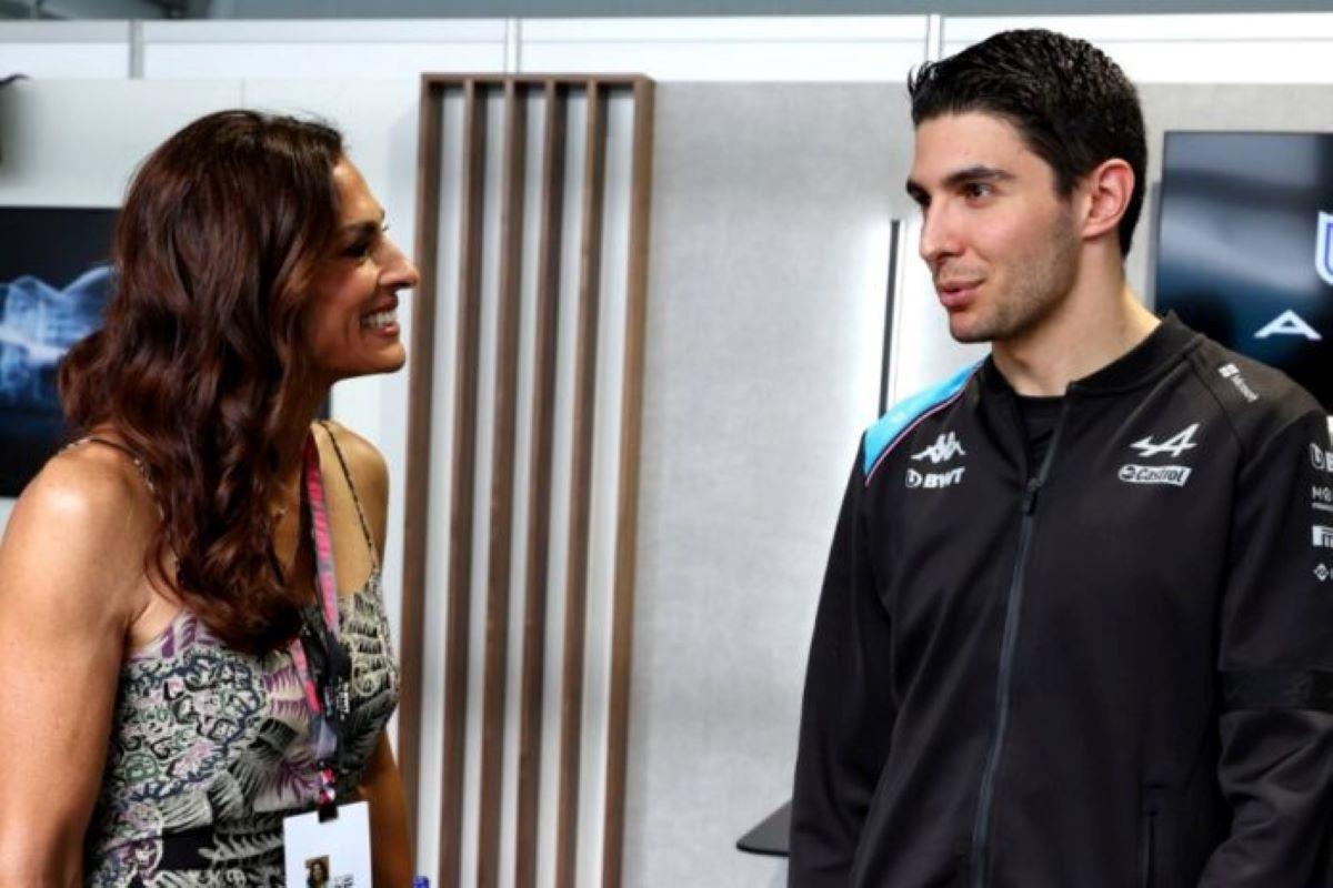 DIÁLOGO. Sabatini charló con Ocon en el box del equipo en 2023.