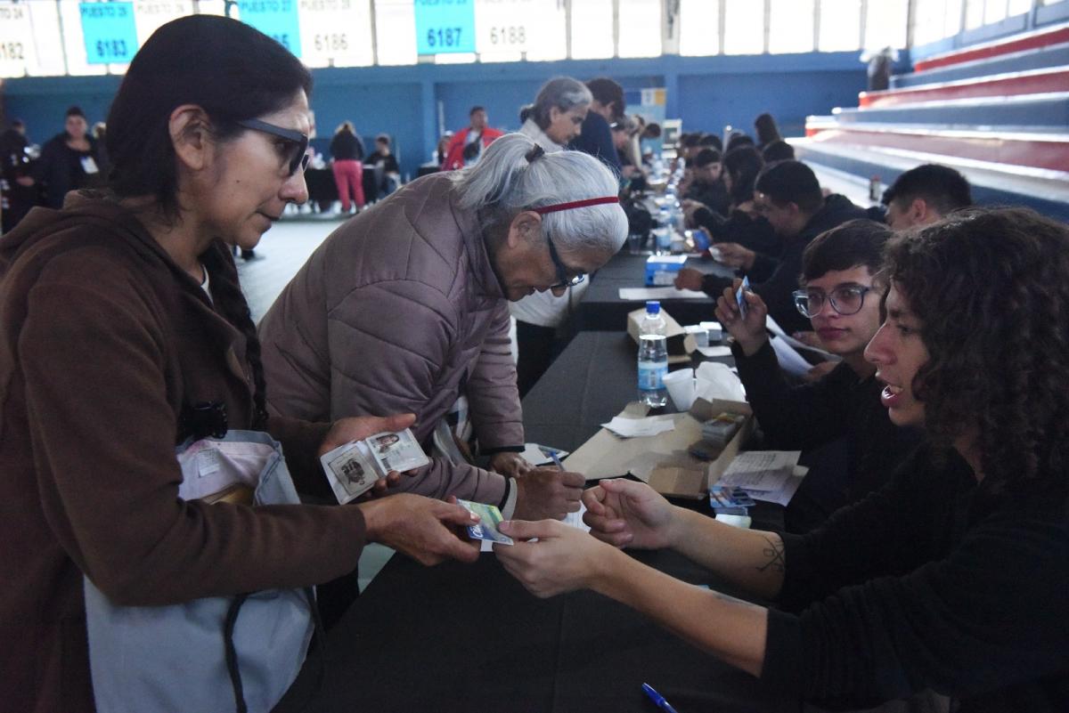 PRIMER DÍA. El canje de tarjetas inició hoy y se extenderá hasta el miércoles. LA GACETA- Foto de Analía Jaramillo.