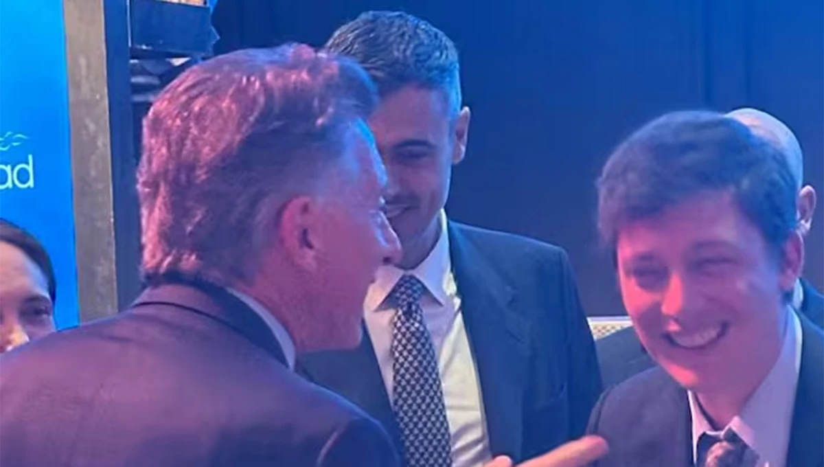 VIEJOS CONOCIDOS. El ex presidente Mauricio Macri y Santiago Caputo mantuvieron un breve encuentro pese a las diferencias surgidas en el último año entre el PRO y La Libertad Avanza.