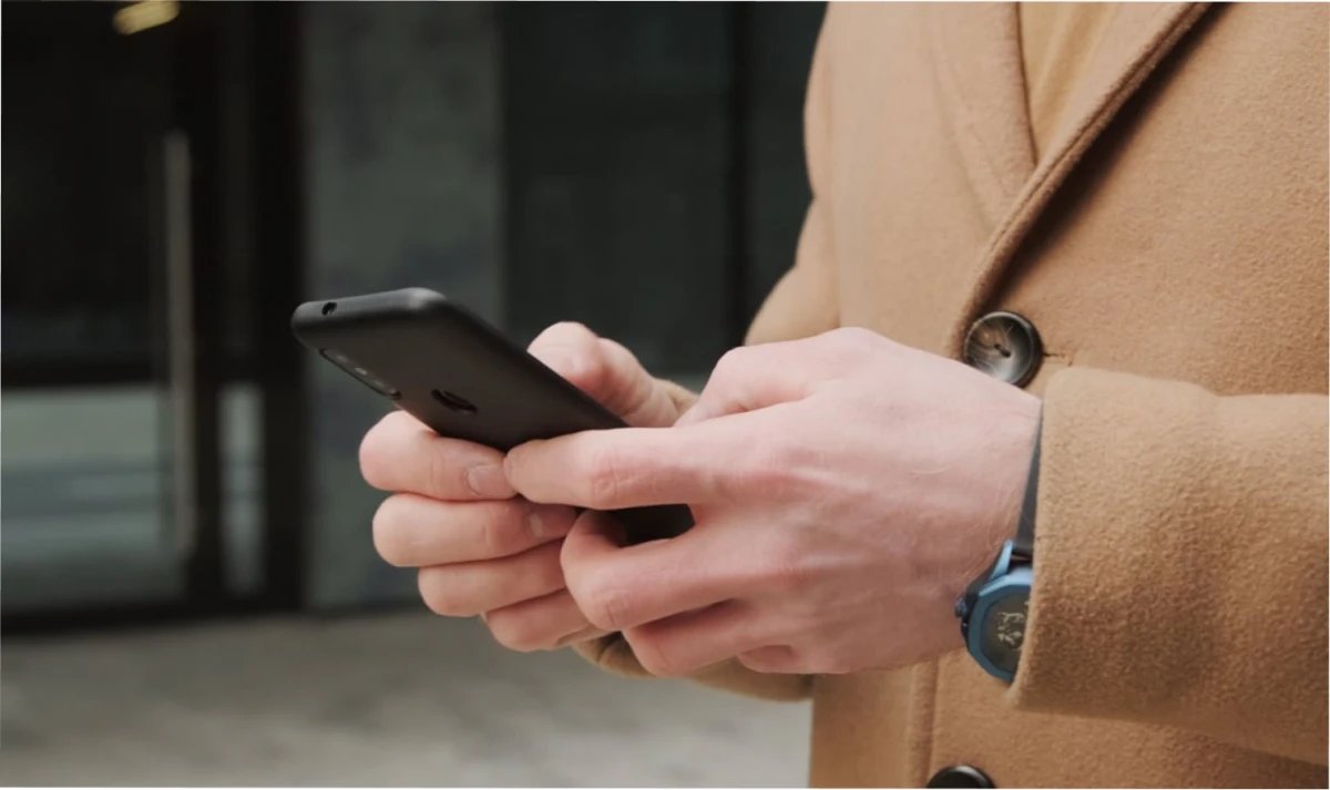 Consecuencias de usar el celular en este momento del día.