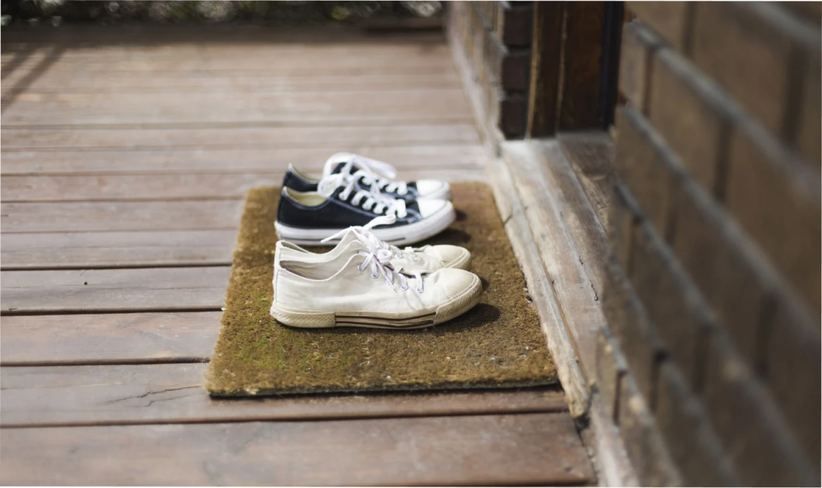 Por qué deberías quitarte los zapatos antes de netrar a casa. 