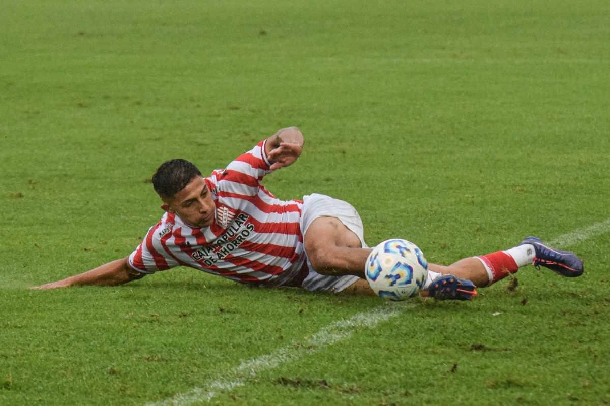NO DA NINGUNA POR PÉRDIDA. Hernán Zuliani inició la jugada del gol contra Arsenal en Sarandí.