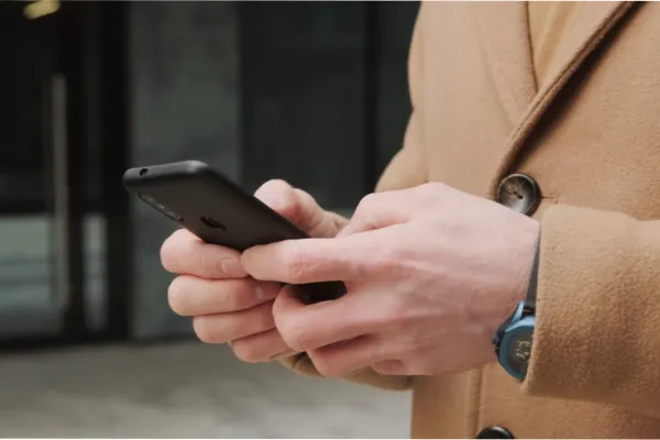 Qué le pasa a tu cerebro cuando usás el celular en este momento del día