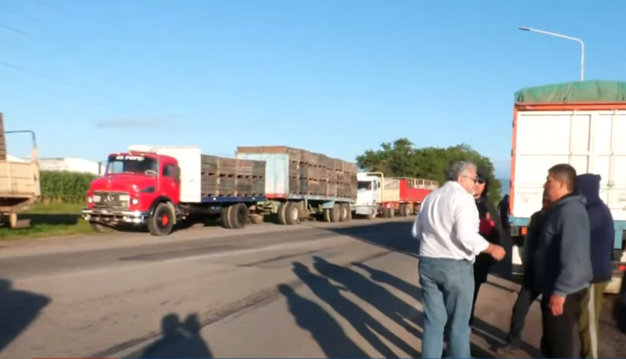 PROTESTA. Los transportistas llevaron a cabo una medida de fuerza con sus vehículos, aunque en ningún momento interrumpieron el tránsito. lgplay