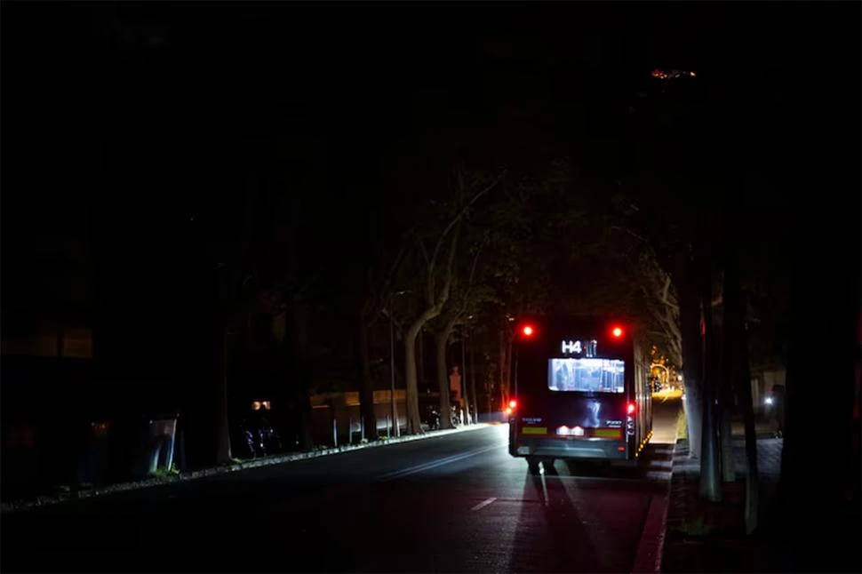 SIN LUZ. Los colectivos siguieron andando en Barcelona, pese al apagón.