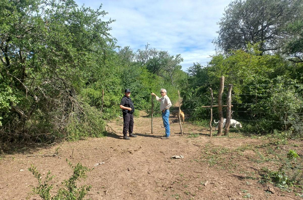 CUSTODIADOS. Policías acompañaron a las autoridades en el relevamiento.