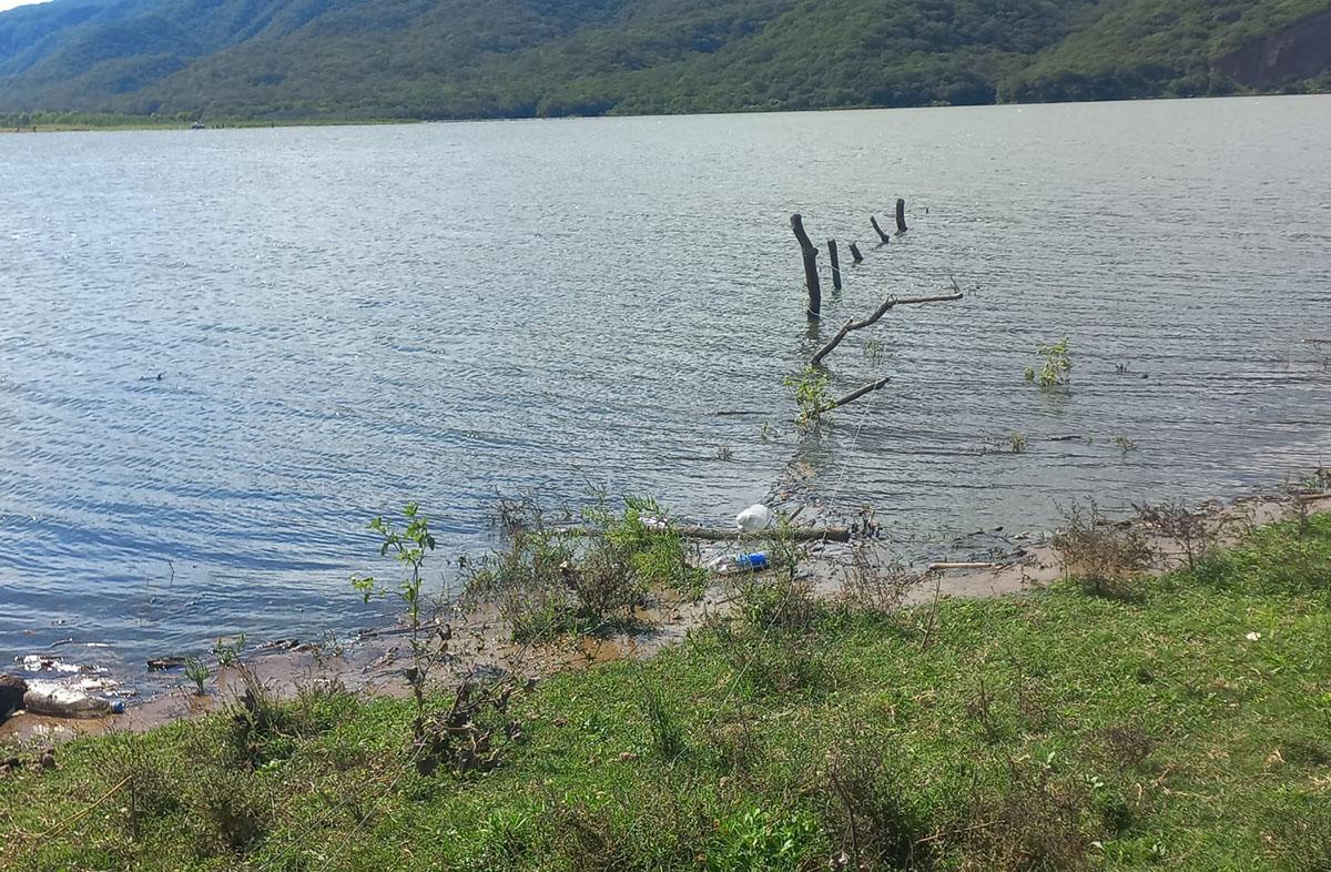 BAJO EL AGUA. Las autoridades necesitarán de maquinaria especial para retirar los postes colocados en el lago.