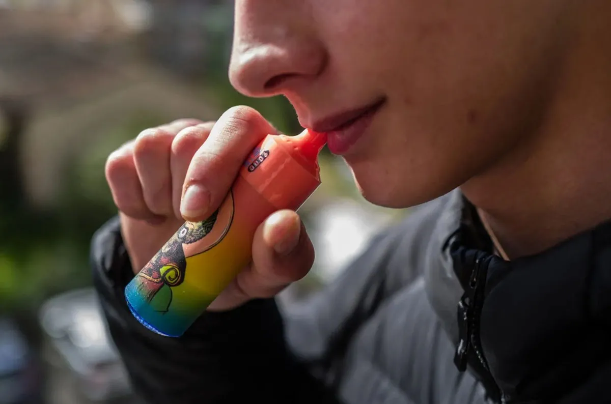 Vapeo, la trampa brillante que enferma a los adolescentes tucumanos