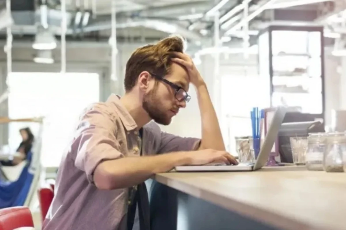 Millennials y la culpa de descansar: una generación atrapada entre el trabajo y el bienestar