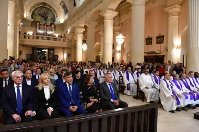 Misa en homenaje al papa Francisco: Jaldo participó en el oficio religioso de la Iglesia Catedral