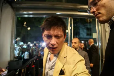 Polémica por un gesto intimidante de Santiago Caputo con un fotógrafo de Tiempo Argentino