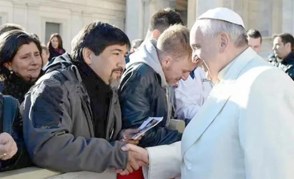 EN EL VATICANO. Claudio Sosa dialoga con Francisco en 2014, antes de actuar en la Basílica de San Pedro.