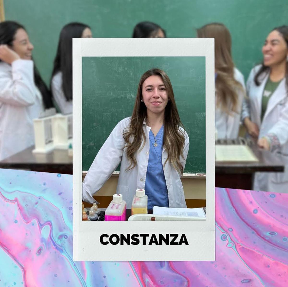 DEDICACIÓN. Constanza en una clase de biofísica en la facultad.​