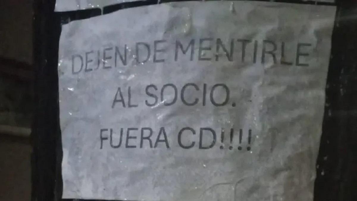 Sigue Diego Flores y crece la bronca: los hinchas de Gimnasia de La Plata empapelaron la sede