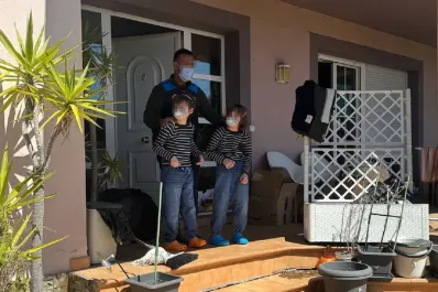 Detuvieron a padres que sometían a sus hijos de 8 y 10 años a vivir con barbijos, pañales y aislados