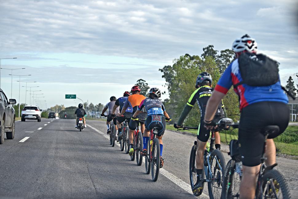 Prohibido circular en bicicleta: la contradicción reina en la ruta a El Cadillal