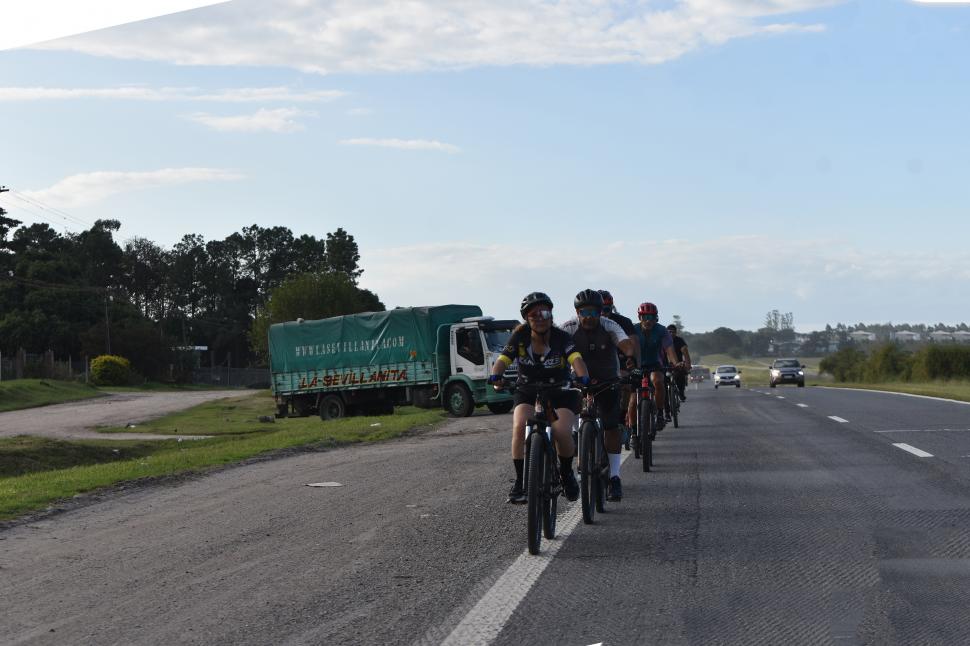 Prohibido circular en bicicleta: la contradicción reina en la ruta a El Cadillal