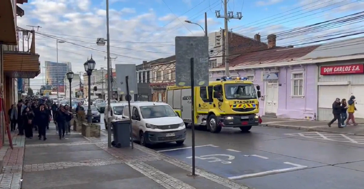 OPERATIVO. Hubo una evacuación en Punta Arenas por alerta de tsunami. FOTO TOMADA DE X.COM/FOTOGATRIX