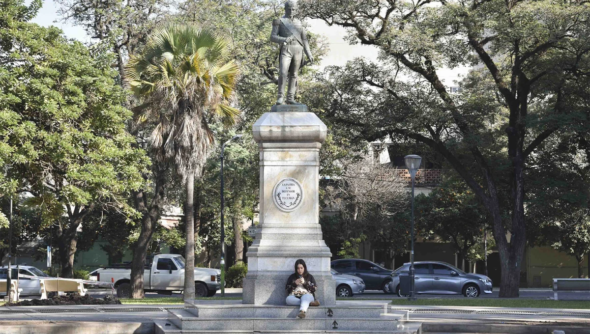 DÍA NO LABORABLE. Pese a que muchos tucumanos gozarán del fin de semana XL, miles tendrán que cumplir hoy con sus obligaciones. 