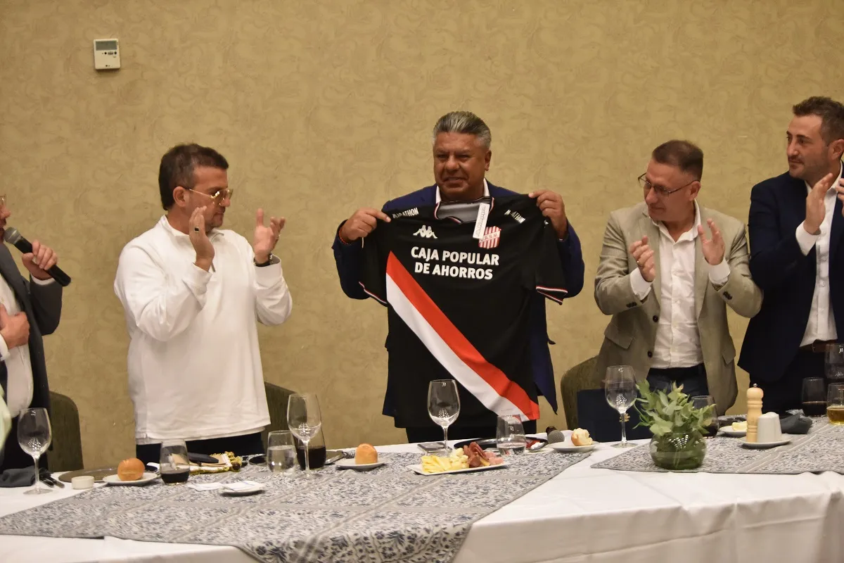 CON LA NUEVA DEL SANTO. Tapia recibió la camiseta alternativa que utilizará San Martín esta noche.