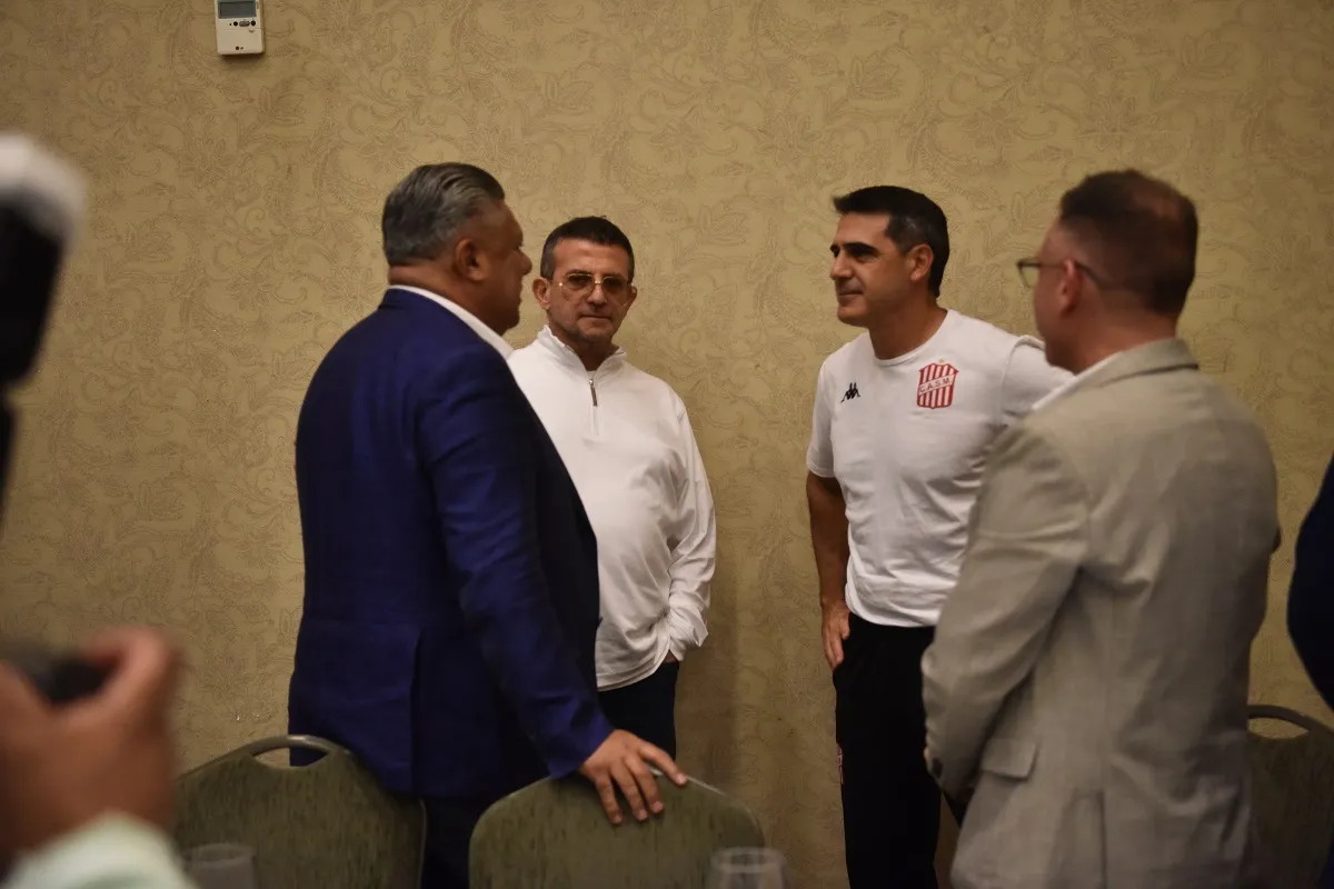 DIÁLOGO. Claudio Tapia habló con los dirigentes de San Martín y con el técnico Ariel Martos.