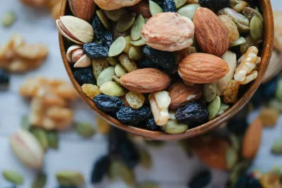 Potencia tu día: los beneficios de desayunar frutos secos hidratados