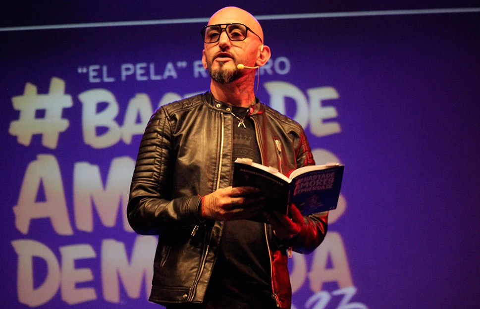 HUMOR. “Usaba Facebook a modo catártico, porque no me podía pagar un terapeuta”, cuenta, entre risas, el escritor y “standupero”.