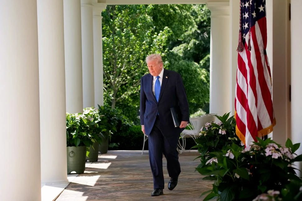 RELIGIÓN DE ESTADO. Trump camina por el rosedal de la Casa Blanca, en el Día Nacional de la Plegaria.