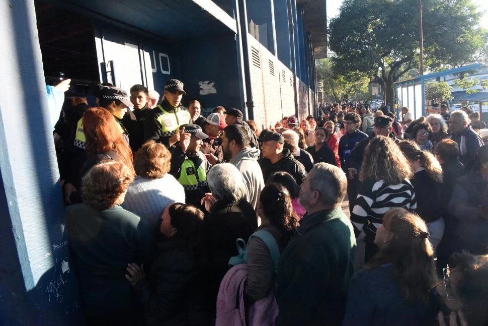 TENSIÓN. La organización del operativo para que la gente pueda acceder a la tarjeta Independencia generó malestar. 