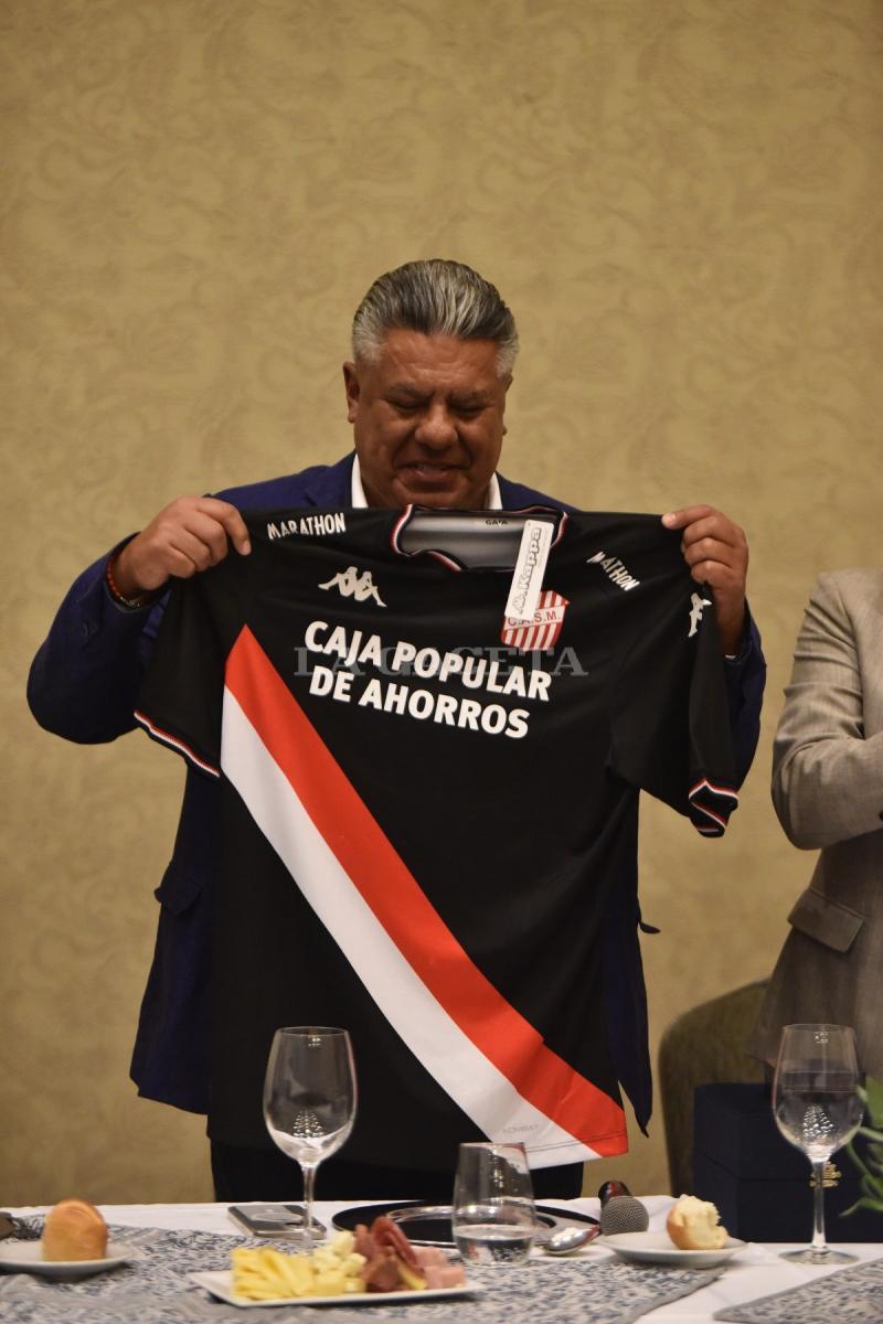 Chiqui Tapia reveló la nueva camiseta alternativa de San Martín de Tucumán