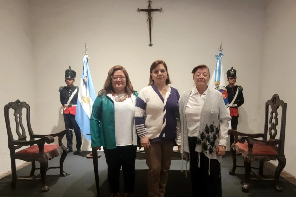 SALÓN DE LA JURA. Ana Cancino, Aurora Di Santi y Silvia Fátima Santucho, quienes fueron enfermeras durante la Guerra de Malvinas, fueron distinguidas como visitantes ilustres en la Casa Histórica.