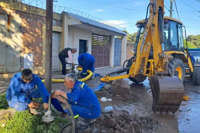 La SAT está trabajando para reparar una importante fuga de agua en Delfín Gallo y Rivadavia