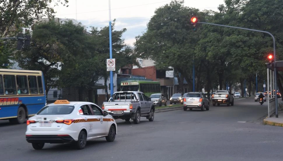 POCO APEGO A LAS NORMAS. En nuestra provincia, es común ver vehículos pasando semáforos en rojo, doblando en U o circulando a gran velocidad. 