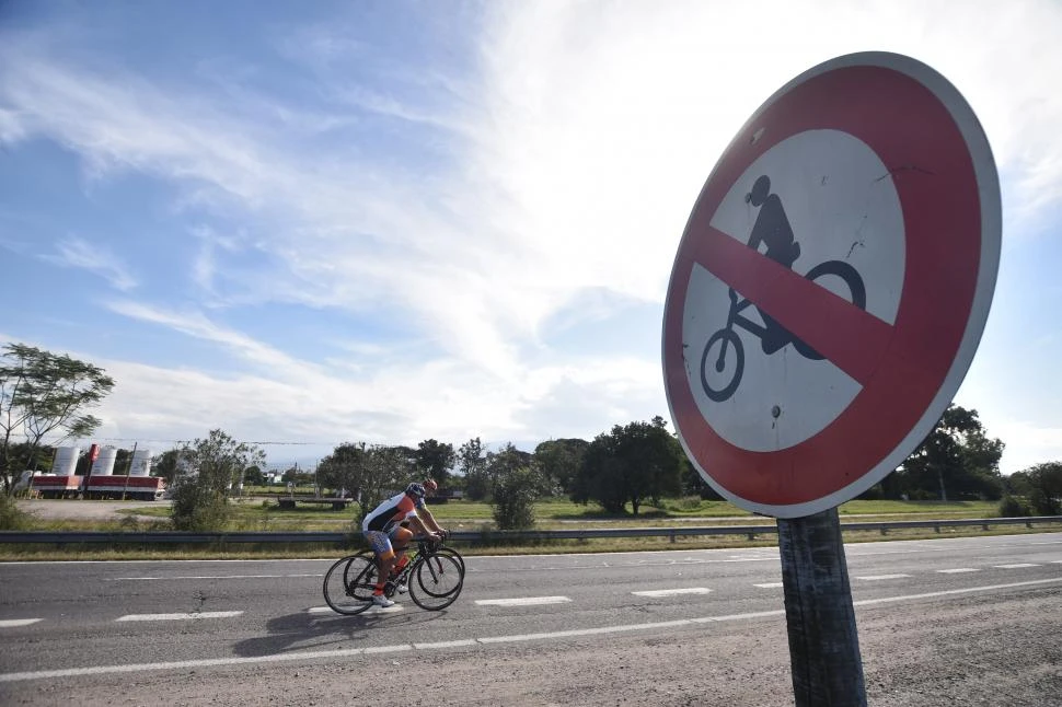 SIN CICLOVÍAS. El Consejo Federal de Inversiones (CFI) financió un estudio de $28 millones para la realización de una ciclovía en la ruta 9.