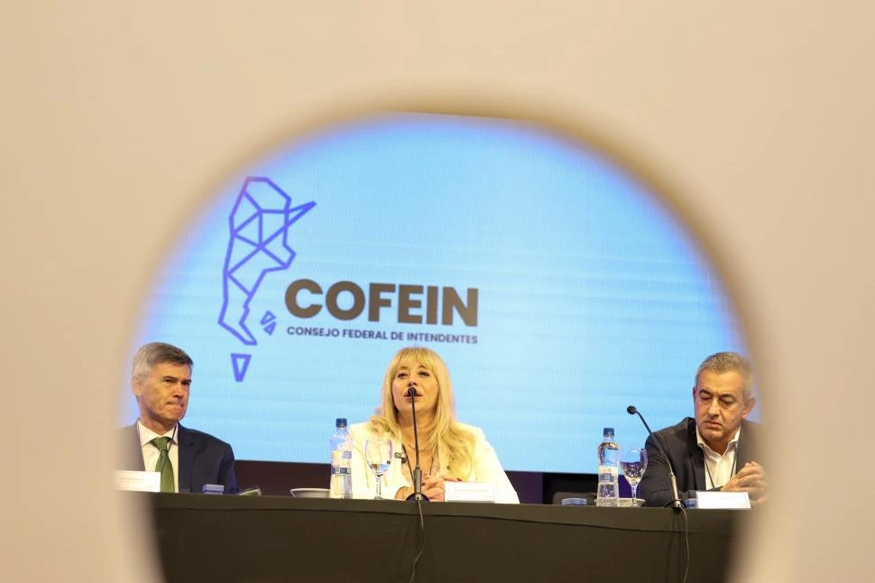 SOBRE AUTONOMÍA. La intendenta encabezó el primer foro de debate. 