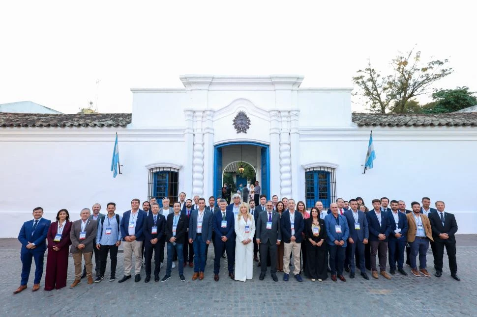 RETRATO DE FAMILIA. Representantes de las 22 ciudades integrantes del Congreso Federal en un recorrido por la Casa Histórica.