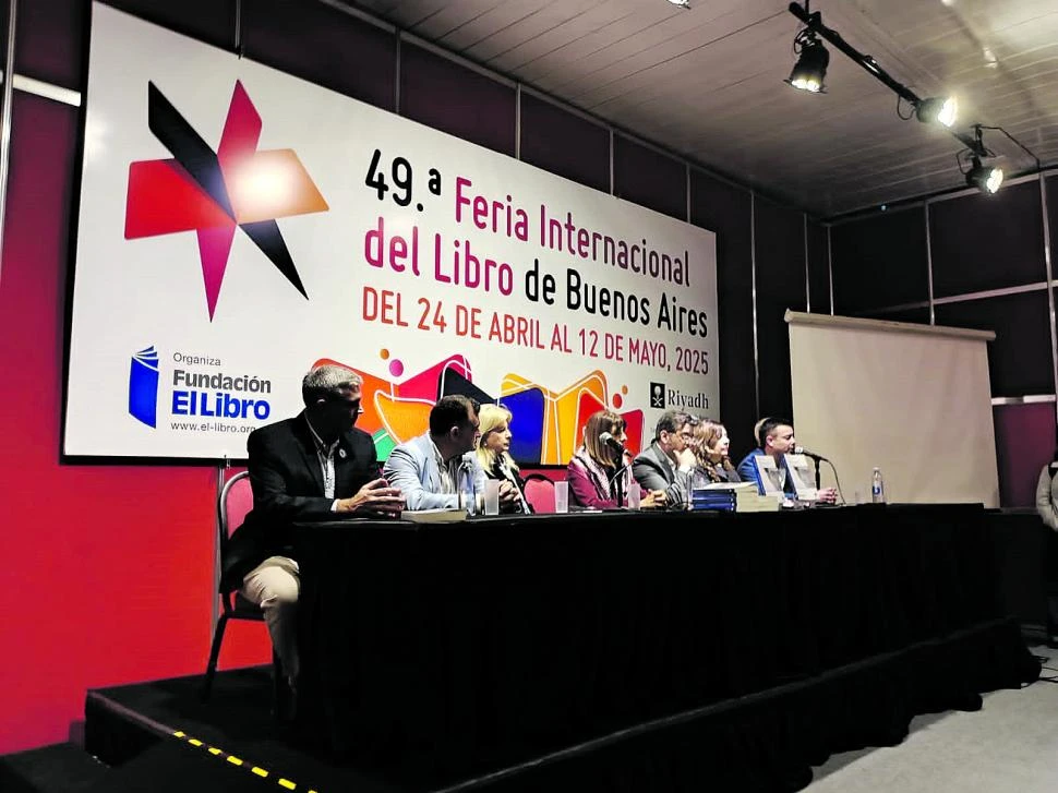 ACTO OFICIAL EN LA FERIA DEL LIBRO. El panel en el día de Tucumán estuvo integrado casi en su totalidad por funcionarios. ¿No había lugar para algunos escritores?