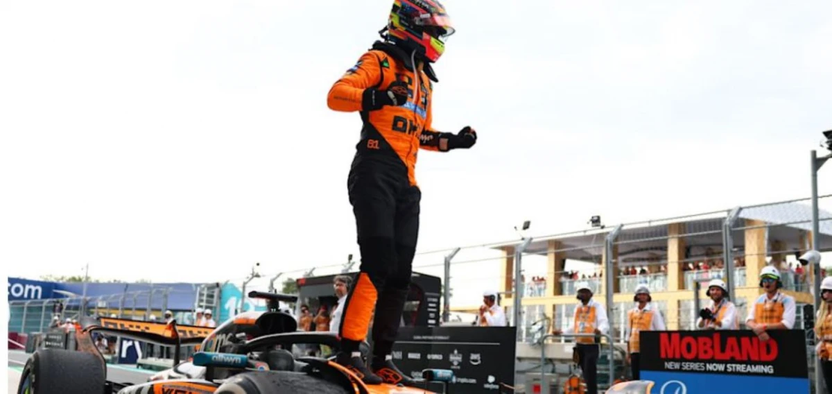 EL MEJOR. Piastri celebra arriba del McLaren.