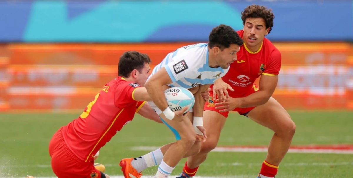 NO PUDO SER. Lautaro Bazán Vélez no puede contra dos rivales. Los Pumas 7s vieron cómo se truncó un nuevo sueño.