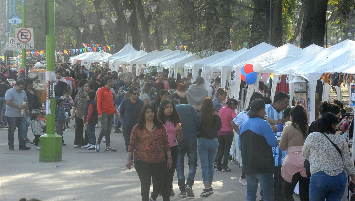 PARQUE AVELLANEDA. La feria de artesanos se combinará con un encuentro gastronómico esta tarde.
