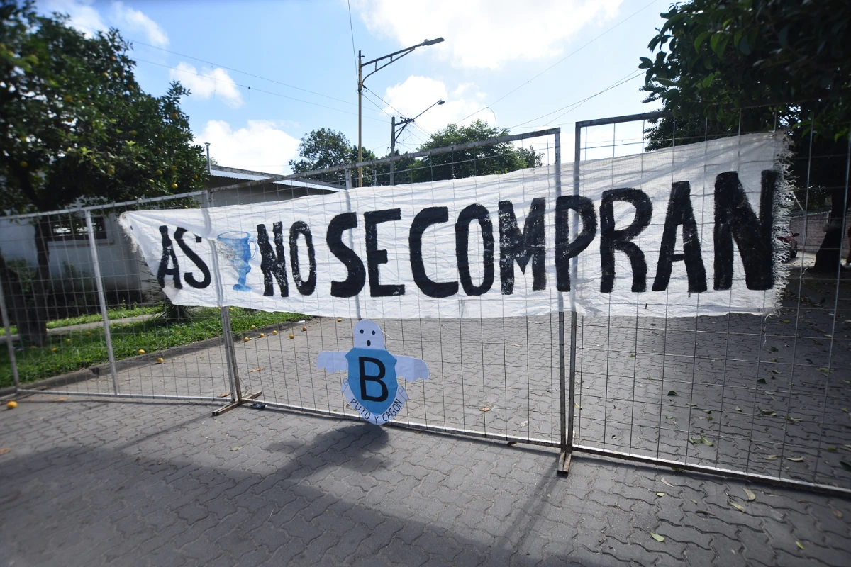 Los hinchas de Newbery aprovecharon para gastar a los fanáticos de Deportivo Aguilares.