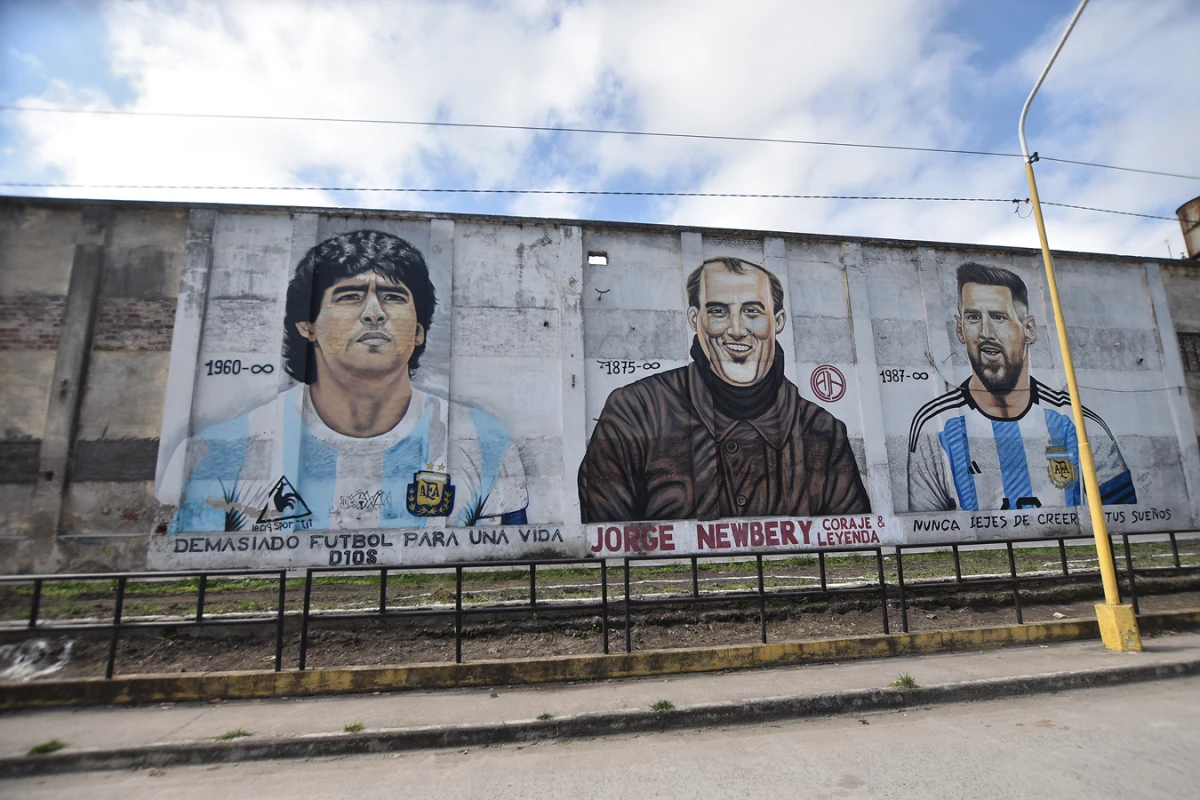 El mural se encuentra al frente del club Jorge Newbery.