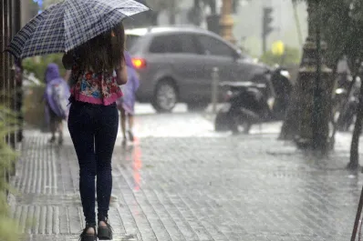 Activan una alerta por tormentas en dos provincias para este domingo: a qué hora comenzaría a llover