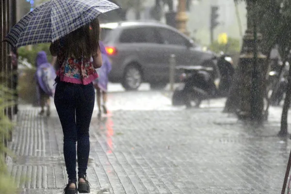 Activan una alerta por tormentas en dos provincias para este domingo: a qué hora comenzaría a llover