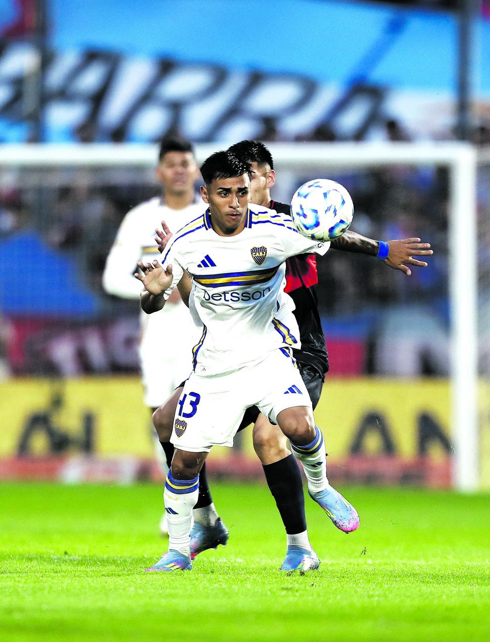 NO PUDO SER. Delgado busca la pelota; Boca sólo logró un punto en Victoria.