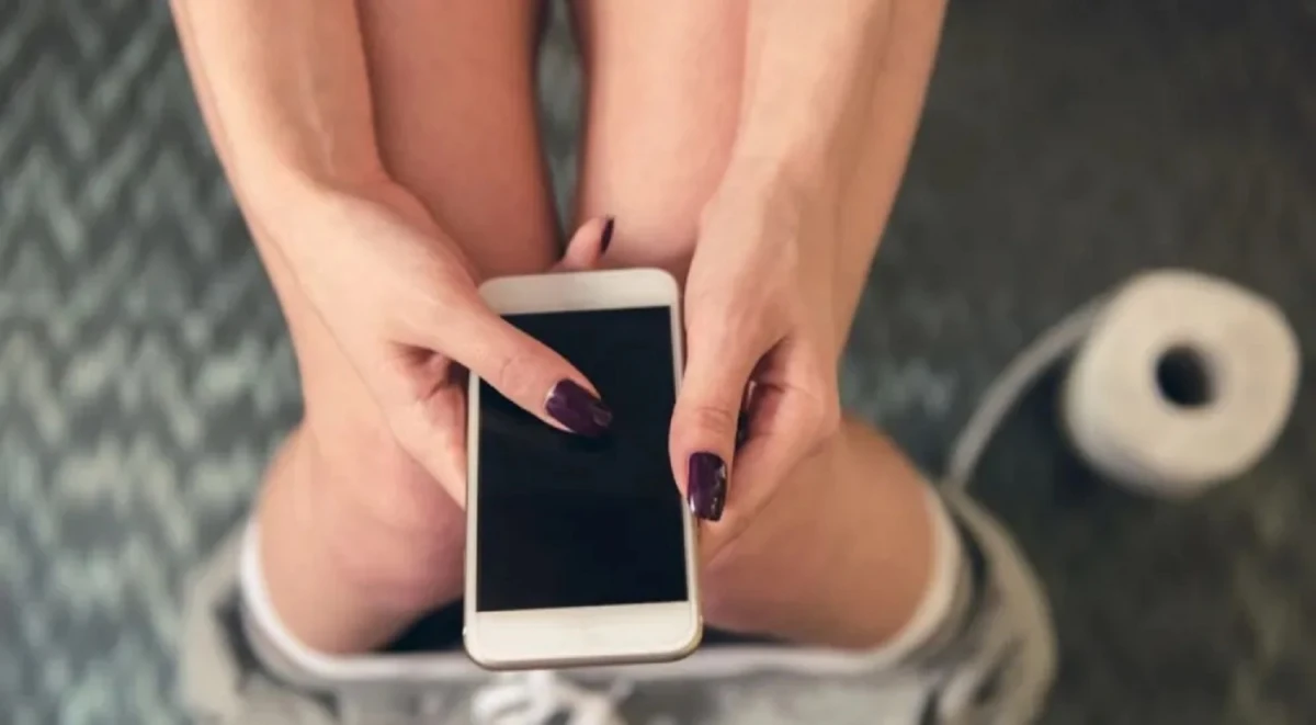 El riesgo de utilizar el celular en el baño, según un estudio