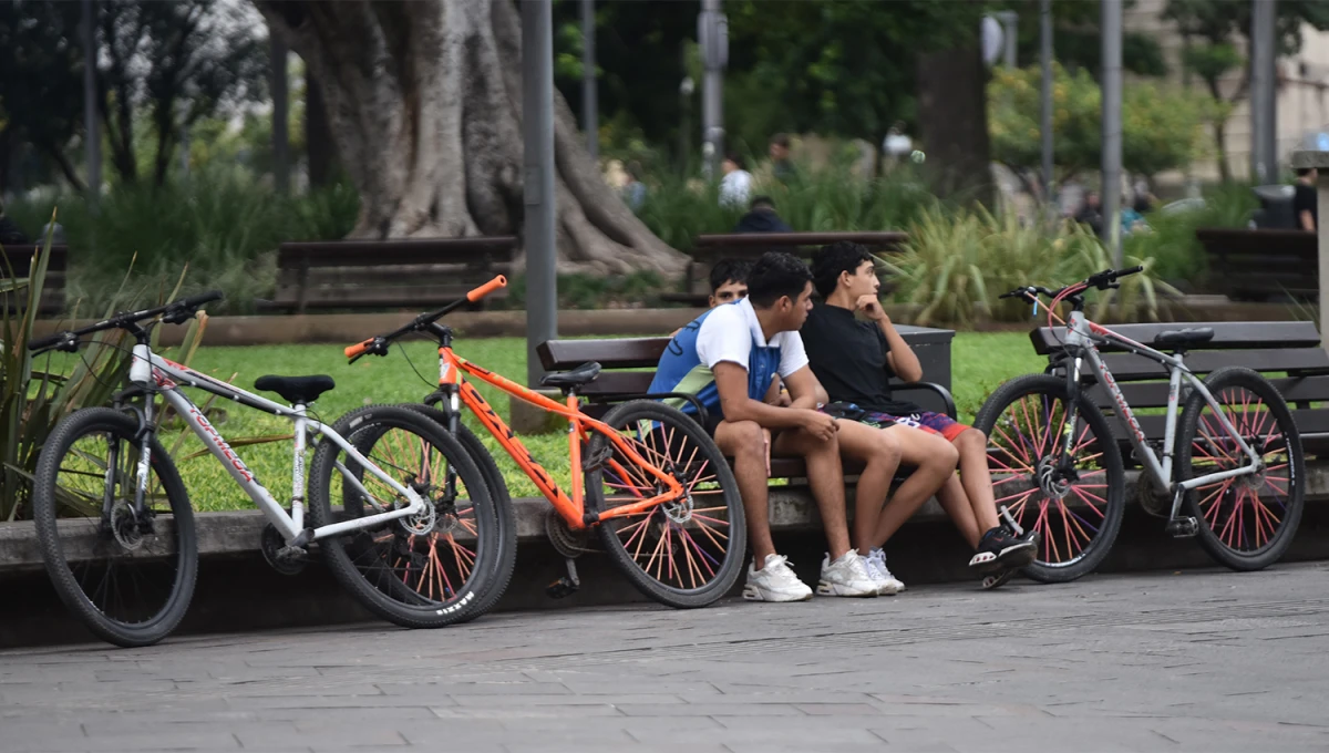 DE REMERA. La temperatura permitirá dejar de lado, por algunas horas, los abrigos típicos del invierno.