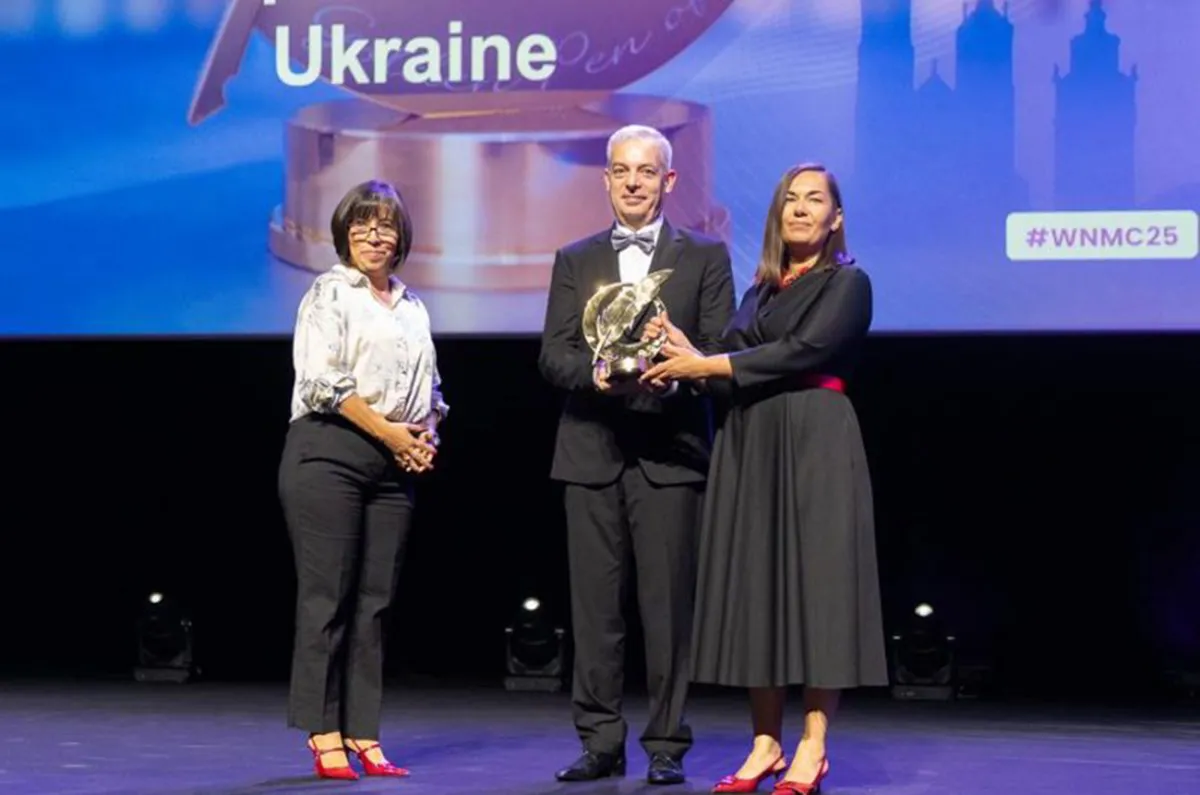 Oksana Brovko, directora ejecutiva de la Asociación de Editores de Prensa Regionales de Ucrania (Airppu), y Oleksii Pogorelov, presidente de la Asociación Empresarial de Medios de Ucrania (UMBA), aceptaron el premio en nombre de los profesionales de los medios de comunicación de Ucrania.